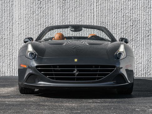 Used 2015 Ferrari California T image 16