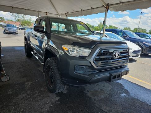 Used 2017 Toyota Tacoma SR AWD/4WD image 4