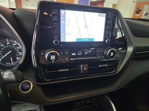 Used 2021 Toyota Highlander XLE image 30