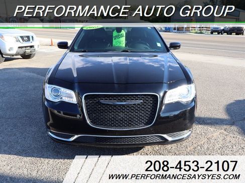 Used 2018 Chrysler 300 Touring L RWD image 2