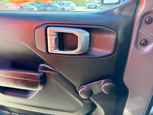 Used 2021 Jeep Gladiator Sport image 15