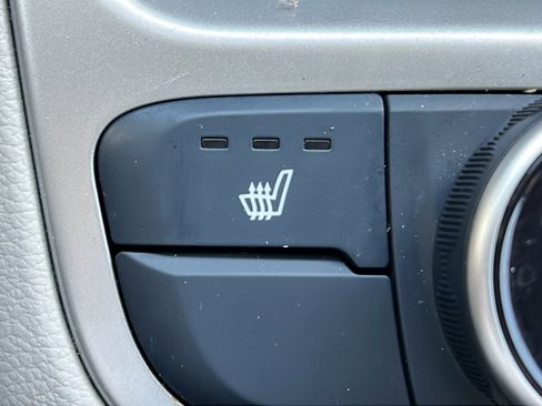 Certified 2024 Hyundai Venue Limited FWD image 18