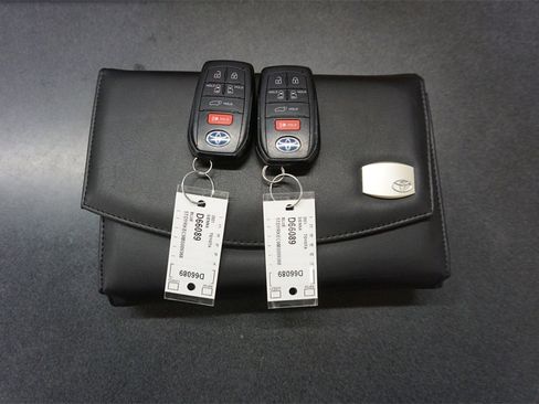 Used 2021 Toyota Sienna XLE image 20