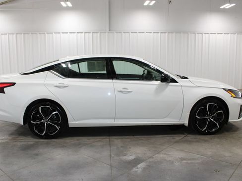 Used 2024 Nissan Altima 2.5 SR FWD image 11