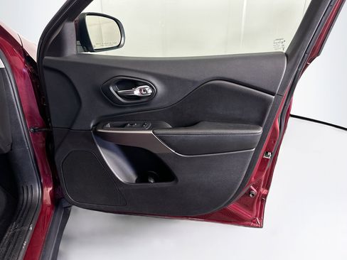 Used 2019 Jeep Cherokee Latitude w/ Popular Appearance Group image 30