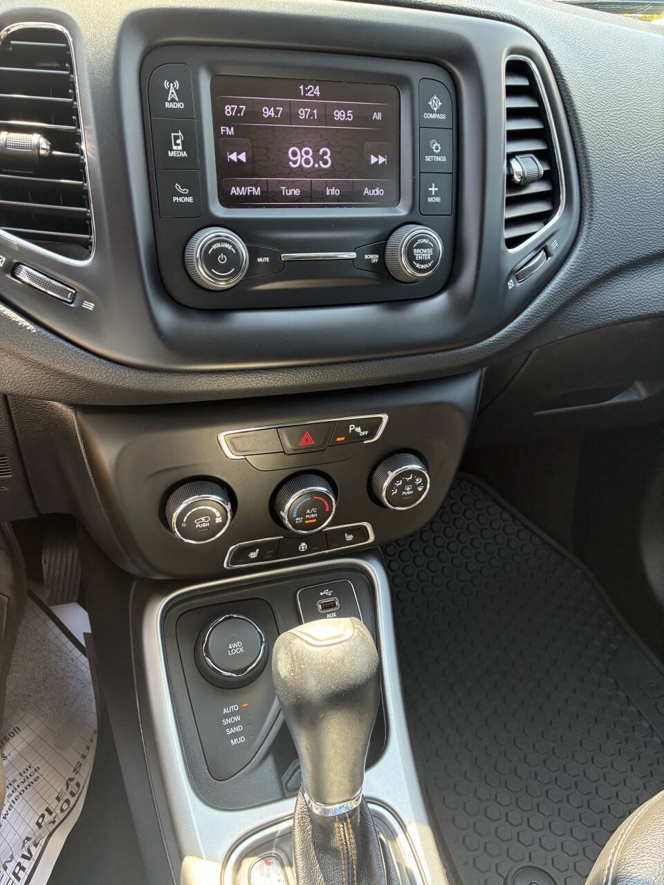 Used 2018 Jeep Compass Latitude w/ Safe & Security Group AWD/4WD image 19