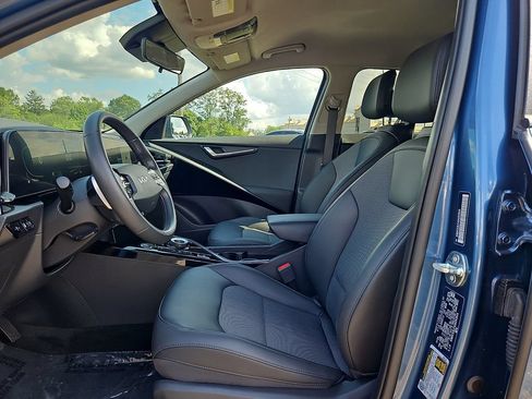Certified 2025 Kia Niro EX w/ EX Cold Weather Package FWD image 12