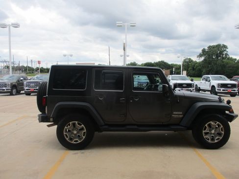 Used 2018 Jeep Wrangler Unlimited Sport S AWD/4WD image 8