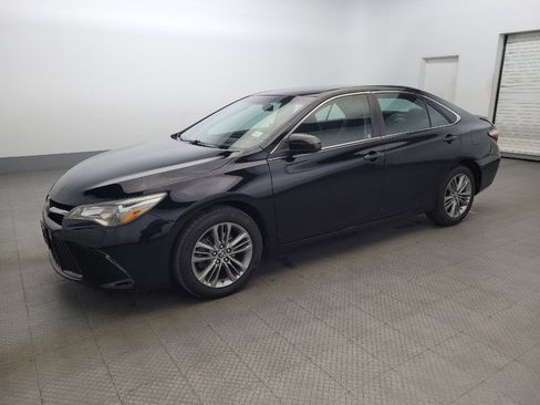 Used 2016 Toyota Camry SE image 2
