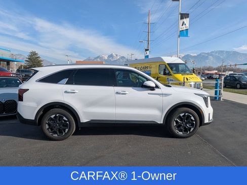 Used 2024 Kia Sorento S image 2
