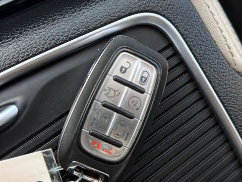 Used 2022 Chrysler Pacifica Limited image 38