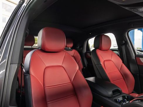 Certified 2025 Porsche Cayenne Coupe image 32