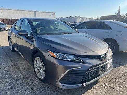 Used 2024 Toyota Camry LE image 3