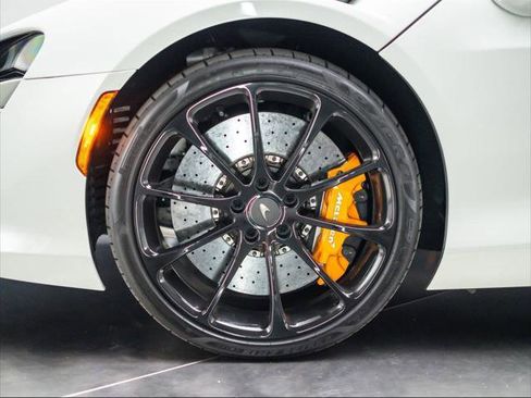 Used 2025 McLaren Artura Spider image 21