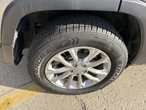 Used 2019 Jeep Cherokee Latitude w/ Cold Weather Group image 13