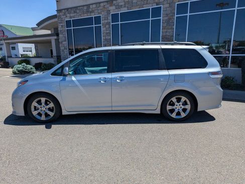 Used 2014 Toyota Sienna SE FWD image 2