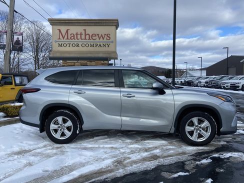 Used 2024 Toyota Highlander LE image 4