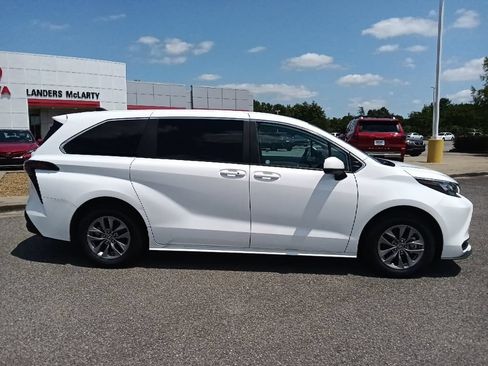 Used 2025 Toyota Sienna LE FWD image 2