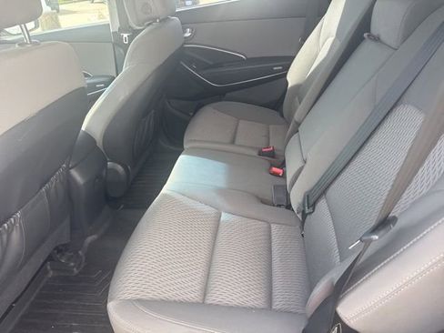 Used 2017 Hyundai Santa Fe SE image 9