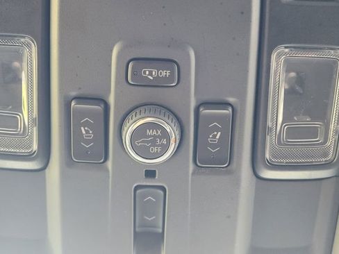 Used 2025 GMC Yukon Denali RWD image 37