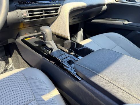 Used 2025 Toyota Camry XLE AWD/4WD image 19