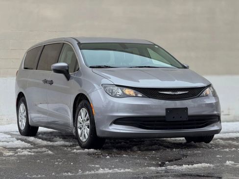 Used 2020 Chrysler Voyager L FWD image 3