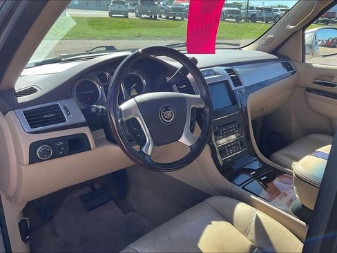 Used 2011 Cadillac Escalade Luxury AWD/4WD image 7