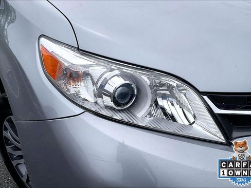 Used 2018 Toyota Sienna XLE w/ XLE Navigation Package FWD image 27