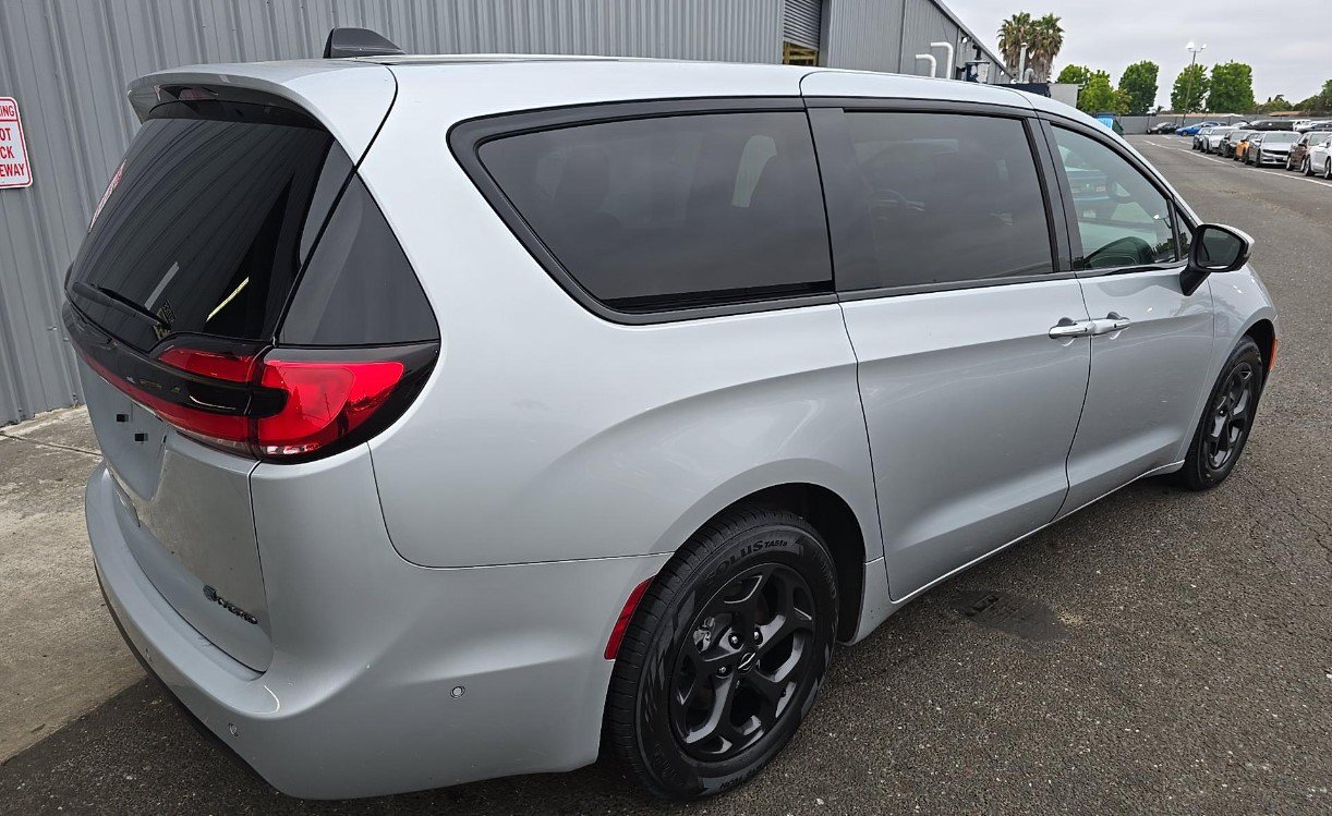Used 2023 Chrysler Pacifica Touring-L w/ S Appearance Package FWD image 4