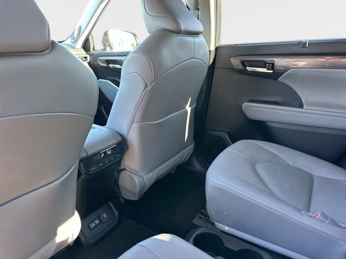 Used 2025 Toyota Highlander Limited image 17