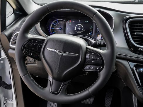 Used 2023 Chrysler Pacifica Limited w/ Uconnect Theater Family Group FWD image 35