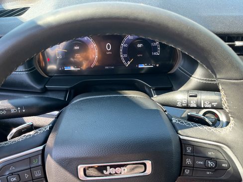 Used 2023 Jeep Grand Cherokee Altitude image 36