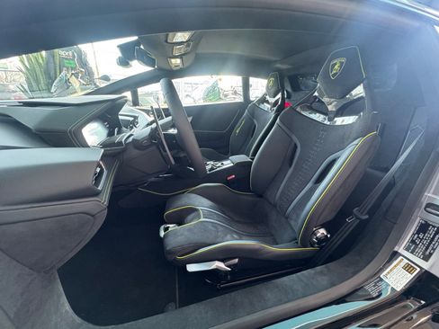 Used 2024 Lamborghini Huracan Sterrato image 4