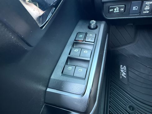 Used 2020 Toyota Tacoma TRD Sport w/ TRD Premium Sport Package AWD/4WD image 21
