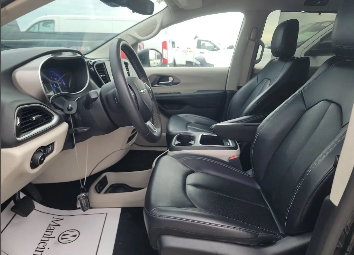 Used 2023 Chrysler Pacifica Touring-L FWD image 49