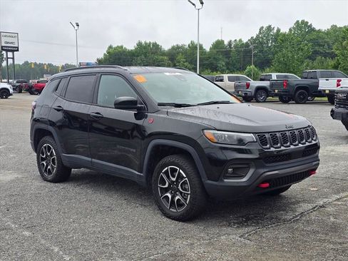 Used 2025 Jeep Compass Trailhawk w/ Trailhawk Elite Group AWD/4WD image 9