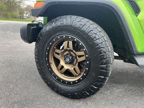 Used 2018 Jeep Wrangler Unlimited Sahara w/ Uconnect 4C Nav & Sound Group AWD/4WD image 13