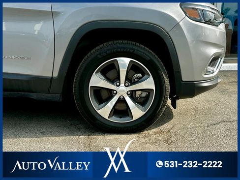 Used 2019 Jeep Cherokee Limited image 9