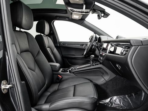 Used 2025 Porsche Macan image 25