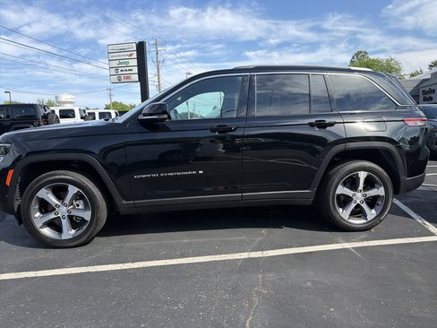 Certified 2025 Jeep Grand Cherokee Limited w/ Luxury Tech Group II AWD/4WD image 4