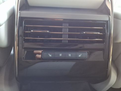 Used 2025 Land Rover Range Rover Sport SE image 18