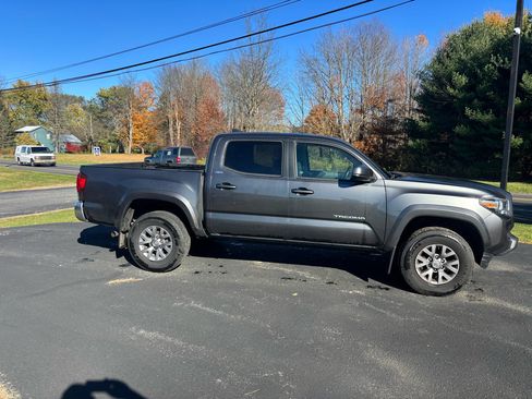 Used 2018 Toyota Tacoma TRD Off-Road image 4