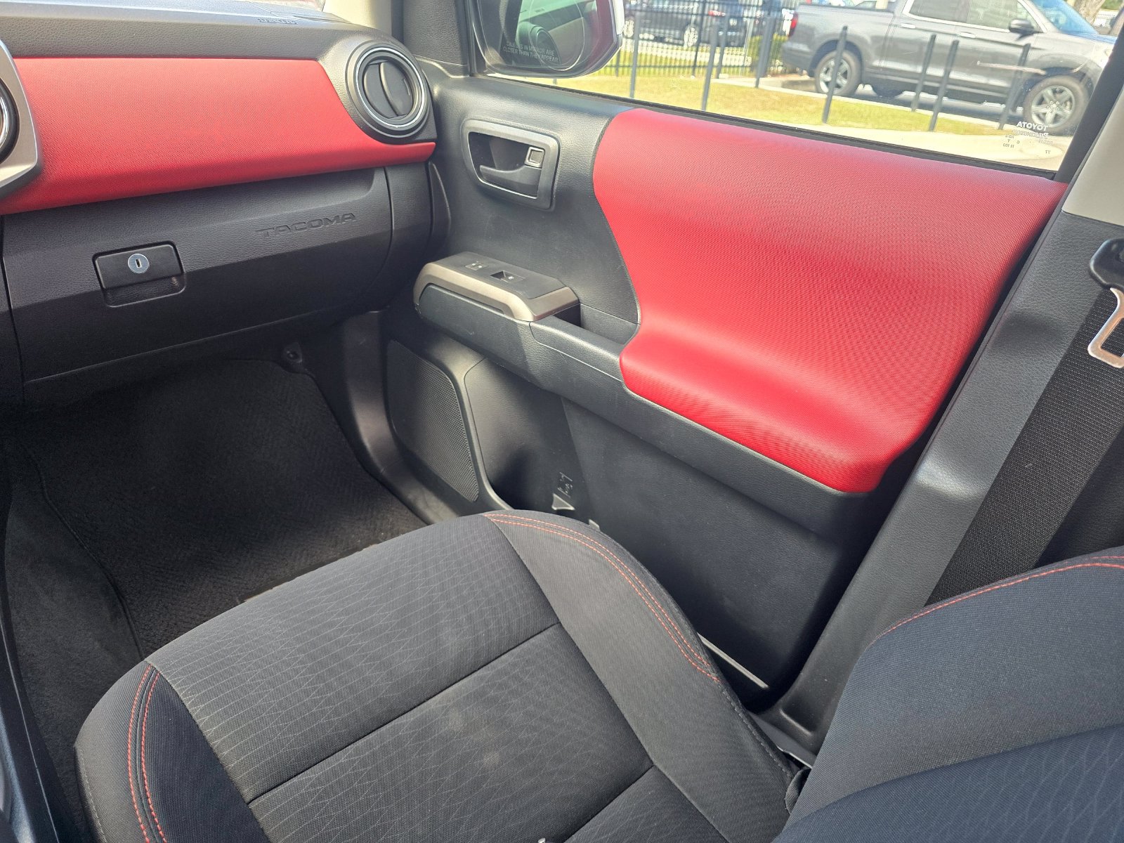 Used 2016 Toyota Tacoma SR5 w/ SR5 Appearance Package (SN) RWD image 19