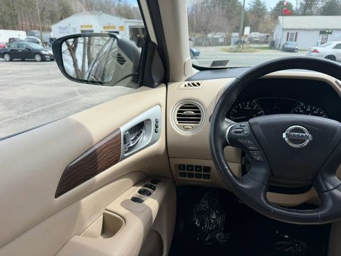 Used 2020 Nissan Pathfinder Platinum image 39
