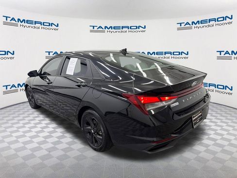 Used 2023 Hyundai Elantra SEL w/ Preferred Accessory Package FWD image 3