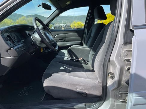 Used 2004 Ford Crown Victoria Police Interceptor image 13