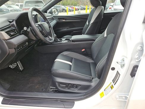 Used 2025 Toyota Camry SE image 11