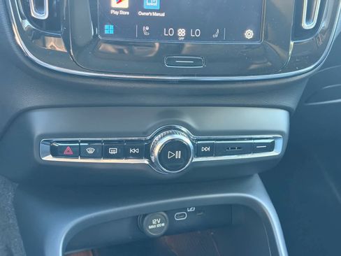 Used 2024 Volvo XC40 B5 Plus image 17