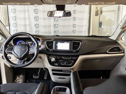 Used 2022 Chrysler Voyager LX image 34