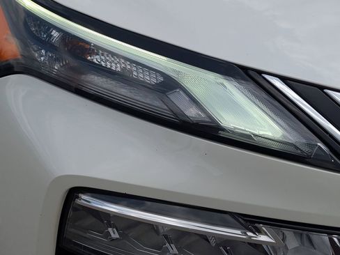 Used 2023 Nissan Rogue SV image 9